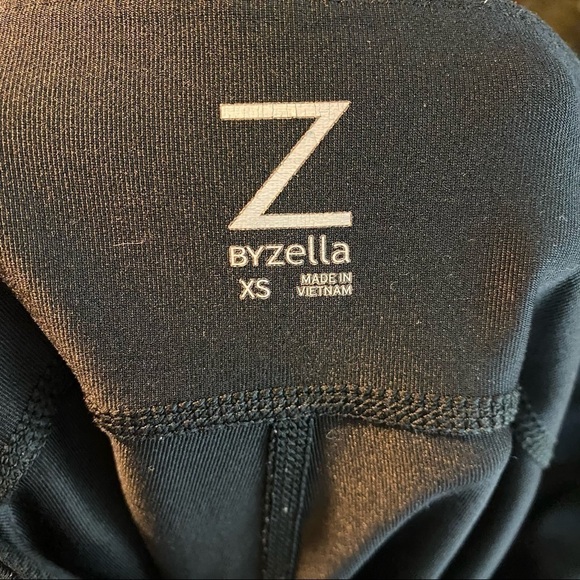 Z by Zella Black Mesh Detail Pull On Cropped Capri Leggings
Size XS - Picture 5 of 8